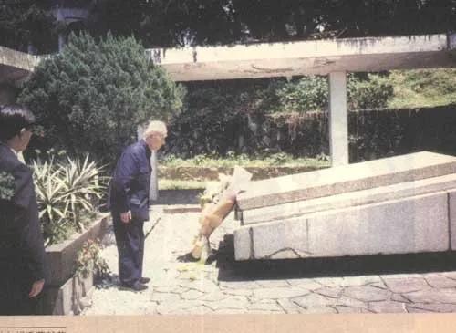 1999年，88岁高龄的季羡林以两岸学术交流的身份访问台湾，他下飞机第一件事并不
