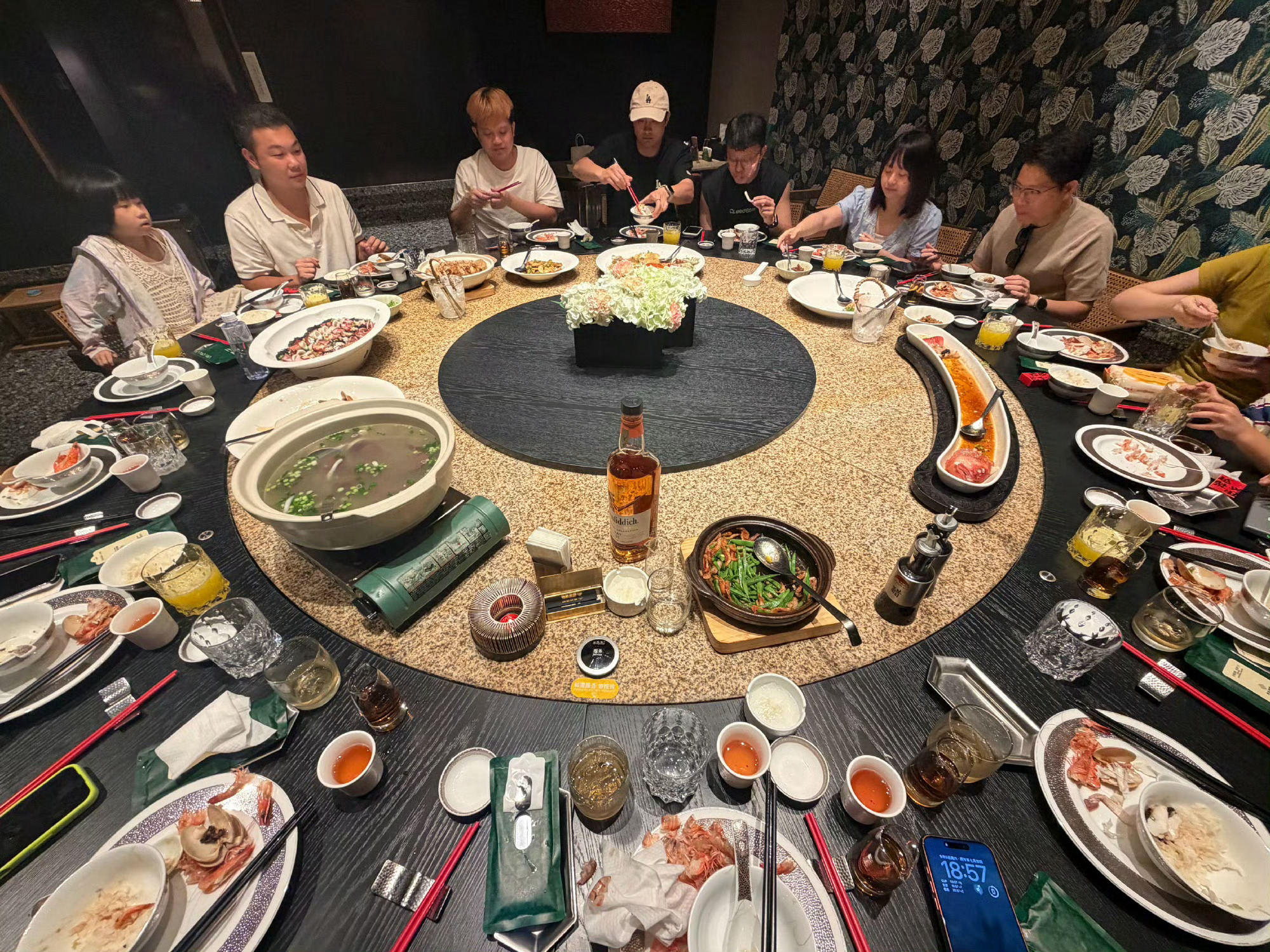 有个挺有意思的现象。之前胡杨林请吃饭，除了沙县，其余请客餐厅都不发。后来我们夫妻