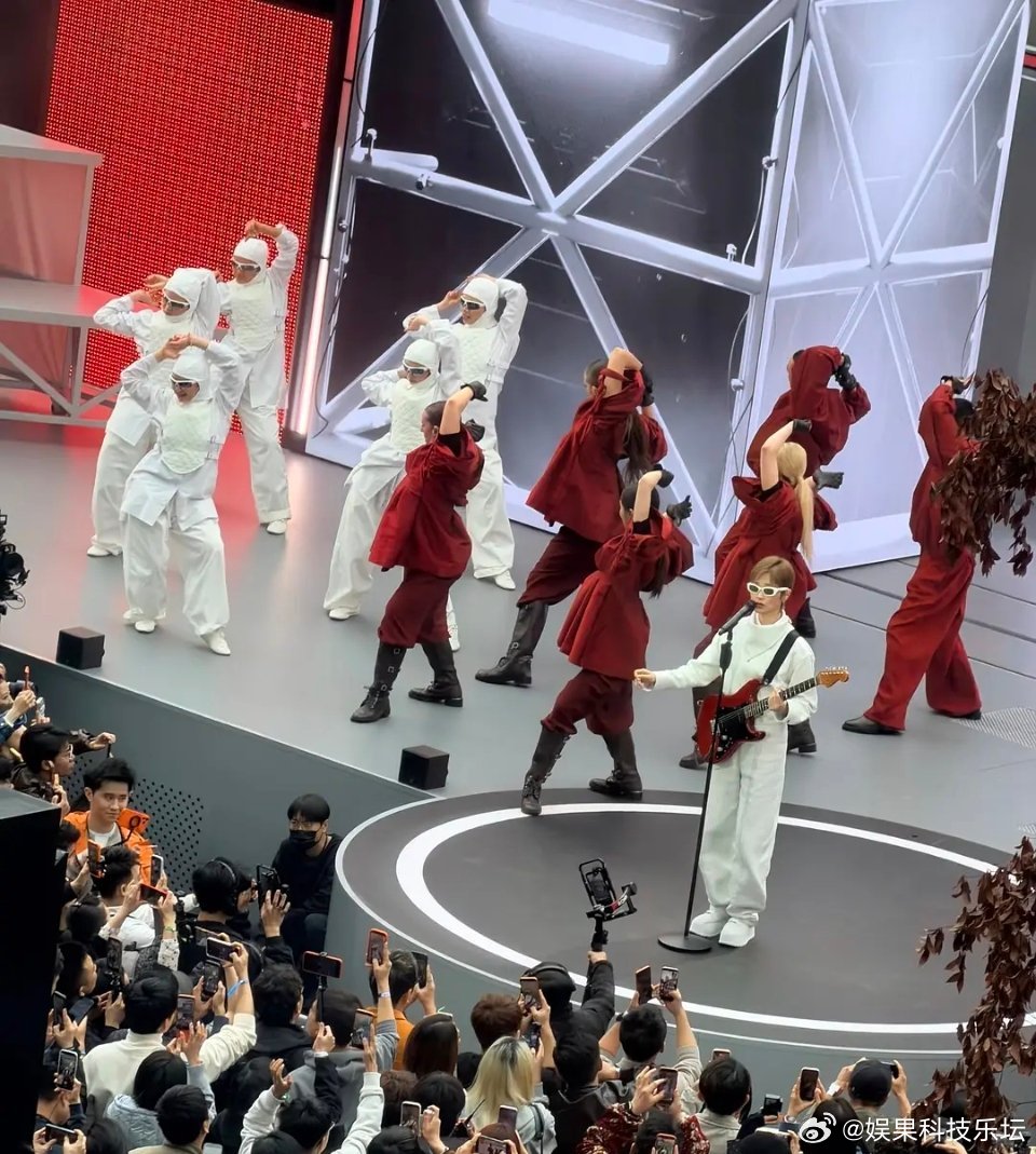 真的音乐人是可以一直唱下去的，李宇春就是歌坛的神 