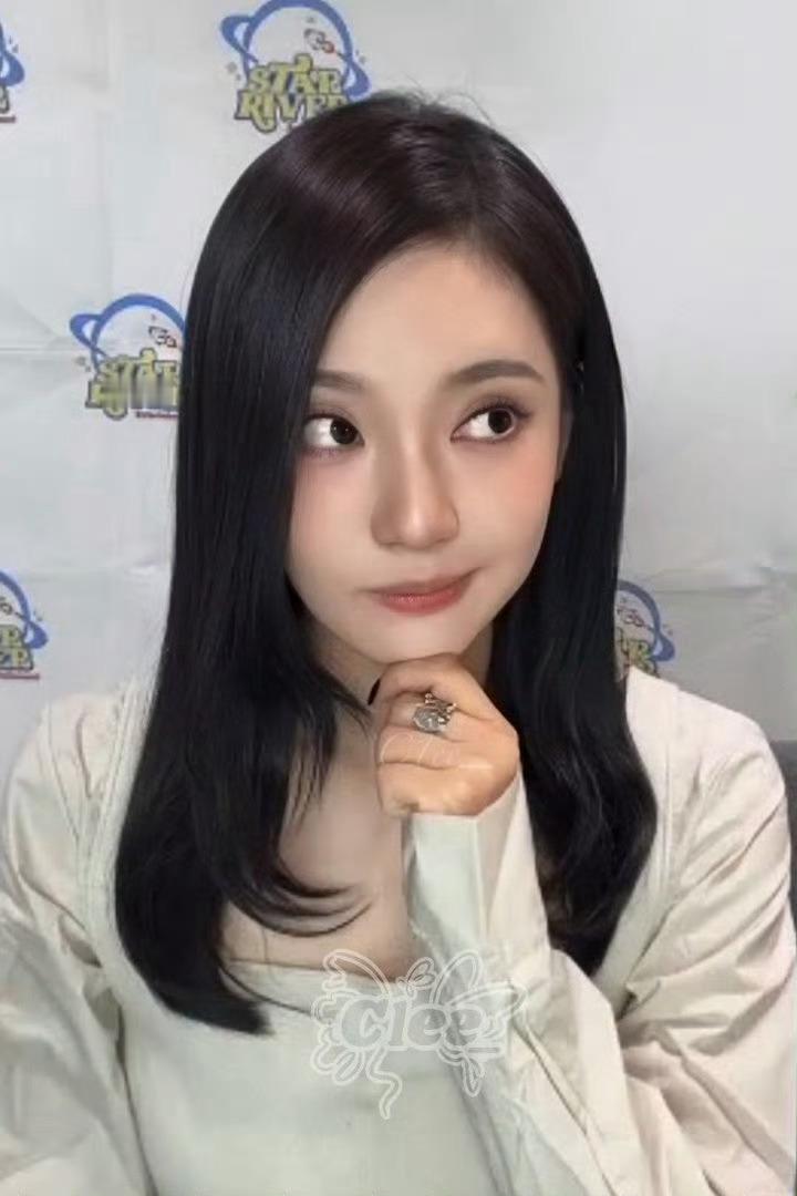 宁艺卓真瓜主 今天宁艺卓直播透露了许多好消息：有新杂志、新舞台、新行程、还有回归