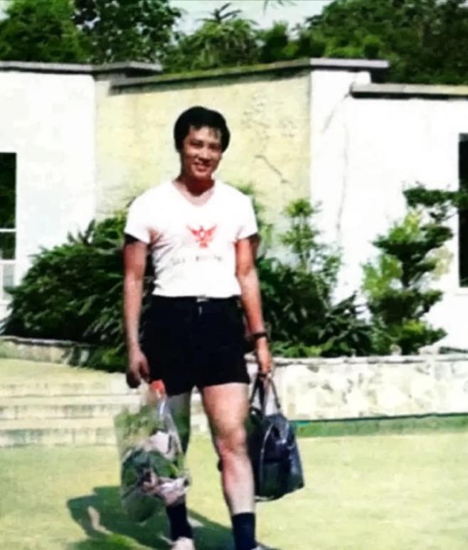 这是1978年，年轻的迟重瑞一张罕见留影，他手上提着一大包东西，穿着T恤短裤，这