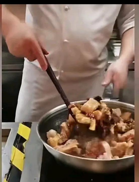 西贝现场制作大盘鸡，这得炒多久哦?还能熟吗？
网友表示：
大盘鸡想：不科学，平时