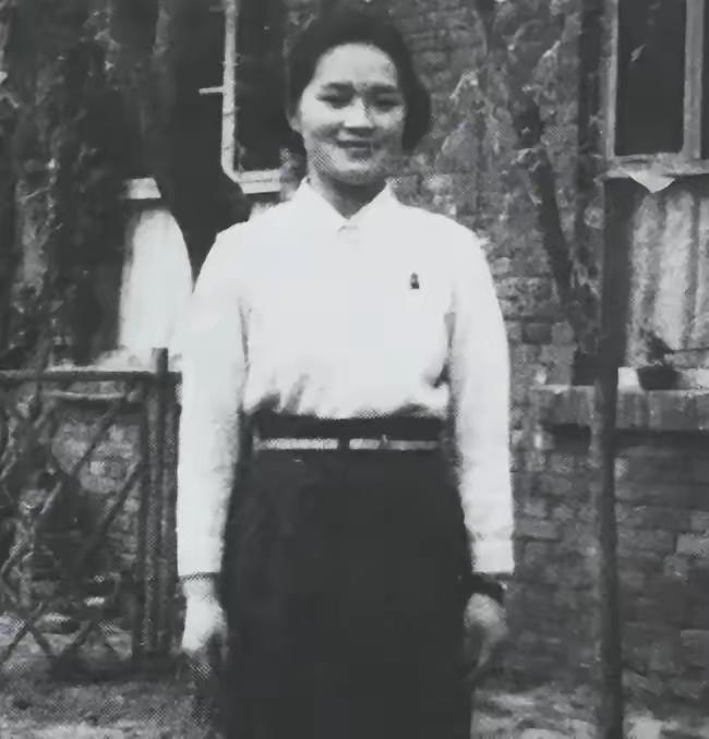 1973年，钱钟书的女儿钱瑗因洗衣服被邻居打了一耳光，他62岁的妻子杨绛立即冲上