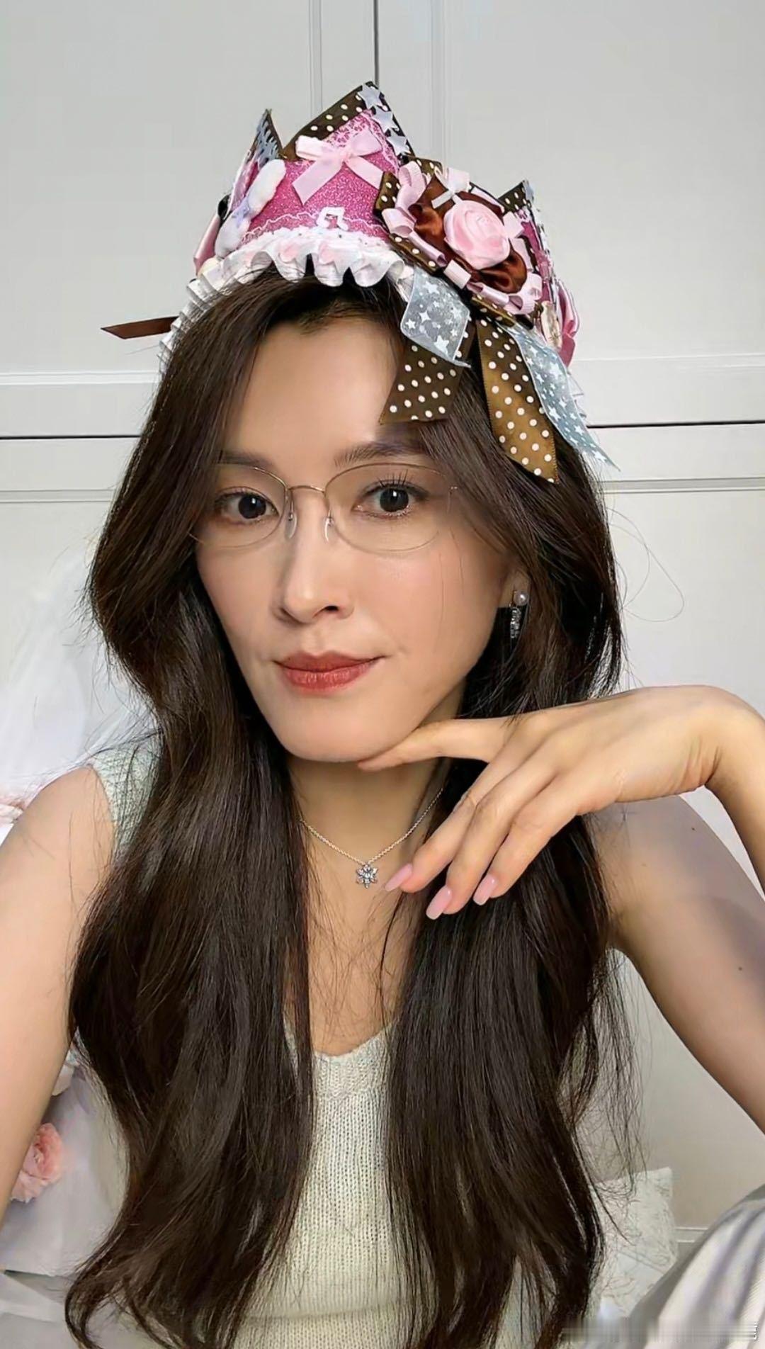 徐洁儿直播开箱粉丝礼物 这场生日直播开箱含金量拉满，翻出压箱底的老信件，娓娓道来