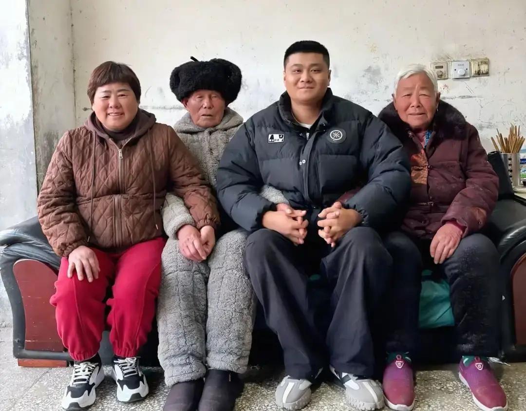 朱进开直播讲自己被拐27年才找到亲爹妈，弹幕刷到飞起。
他说小时候被卖到外省农村