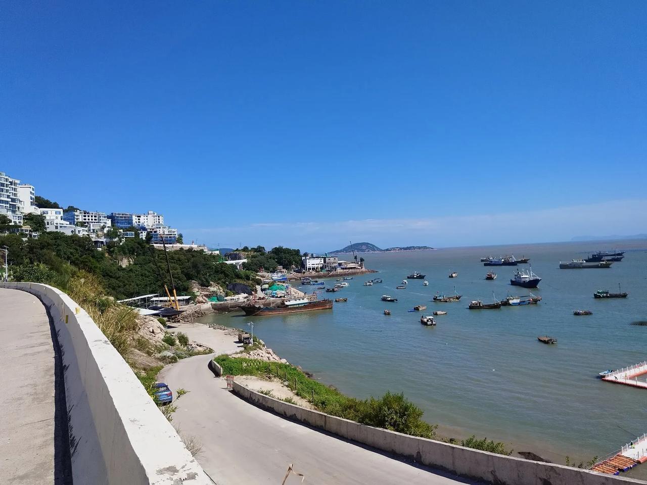 性感少妇正在私享多情老板的按摩，门却意外被踹开，老公领着一帮人闯进来，拍照留念后