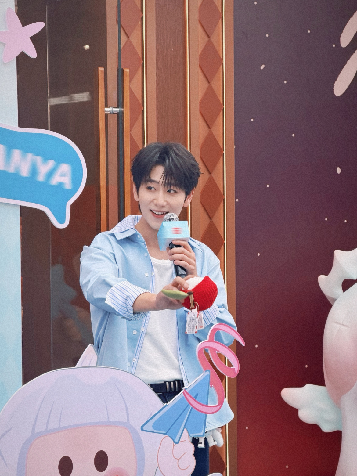 崔雨鑫在三亚续写炽热被崔雨鑫的散装海南话笑晕崔雨鑫三亚之行氛围感拉满，帅气造型搭