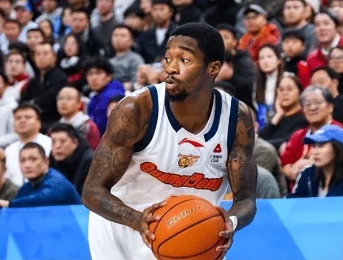 广东胜北控！双外轰65分，胡明轩末节主导局势，2小将打成惊喜！
2026年1月3