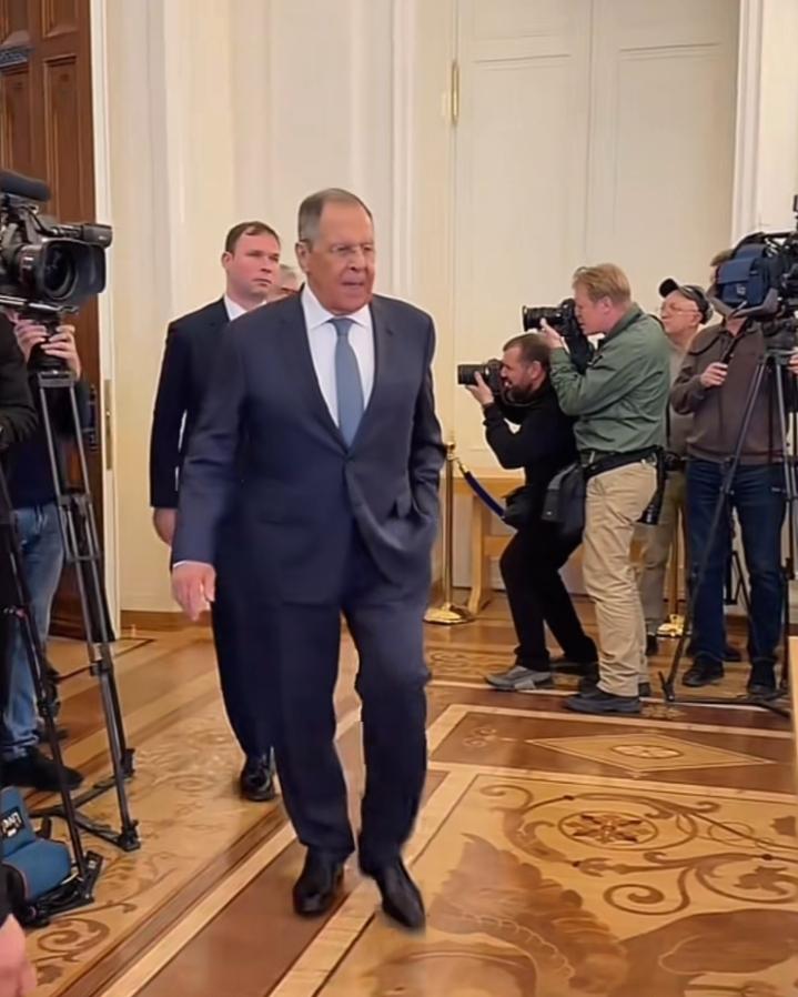 单手插兜，年龄不饶人，一步三摇，从另一个角度解读不要贪恋权力，让年轻人上位。