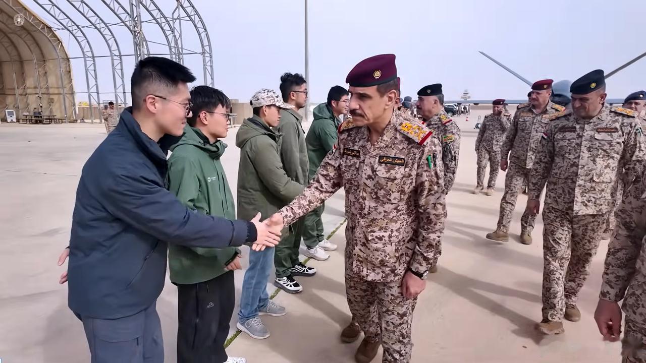 2月9日伊拉克陆军参谋长阿卜杜勒·阿米尔·亚拉拉中将视察伊拉克阿萨德空军基地，考