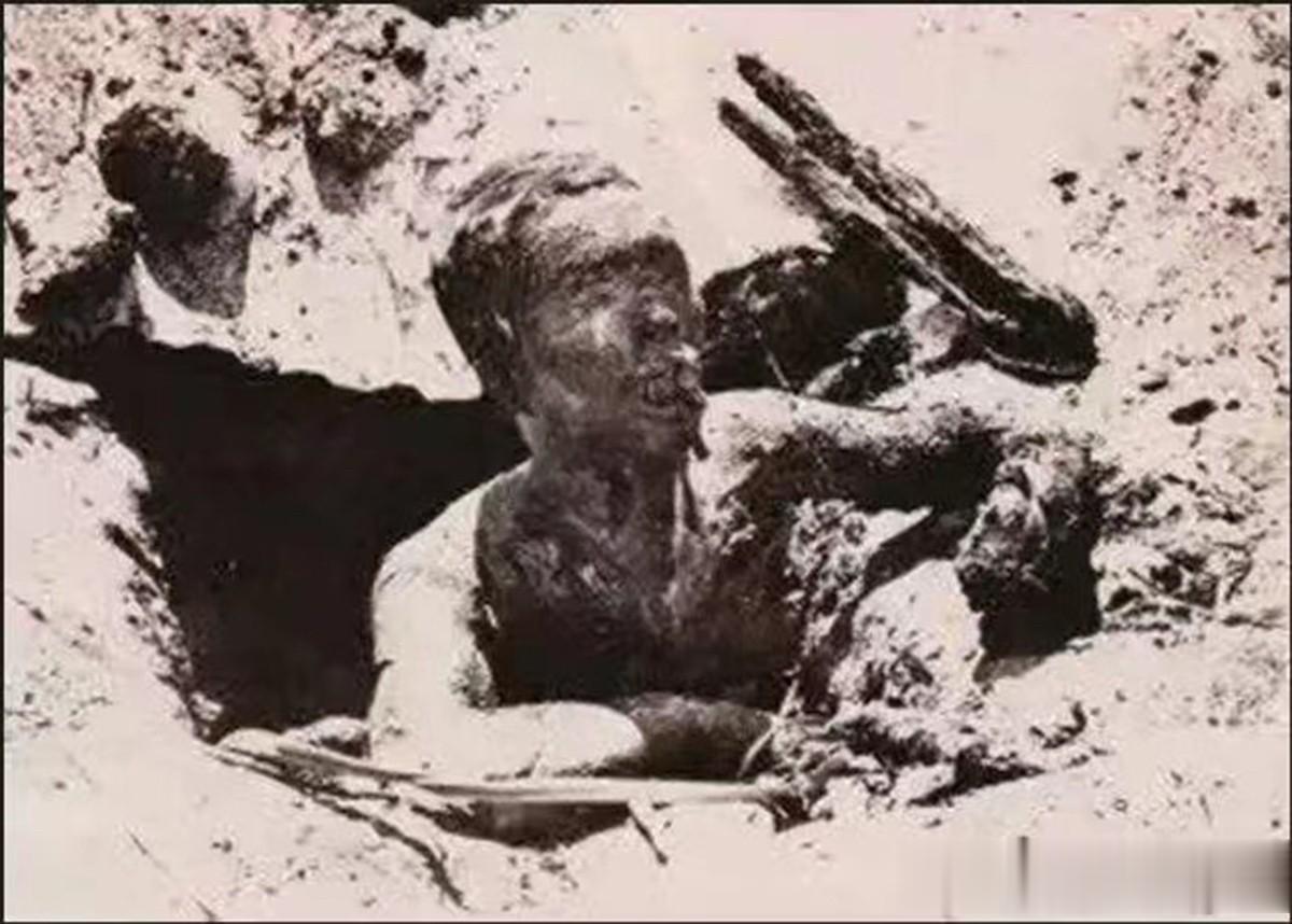 1942年，硫磺岛战役，一名躲藏在掩体中的日军试图保命，却在美军火焰喷射器的重点