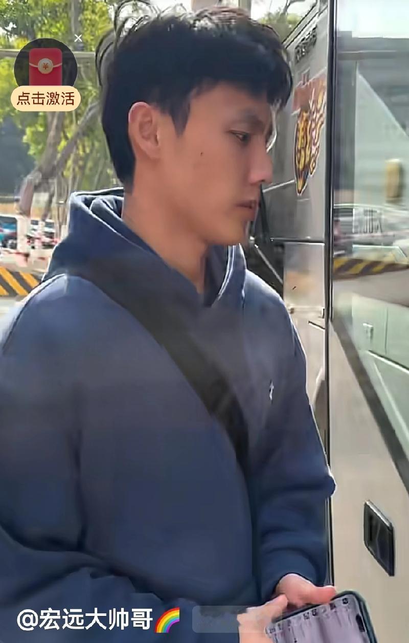 广东宏远今天坐车去广州，胡明轩焦泊乔分不清，现场球迷和豆包给解惑


首先必须清