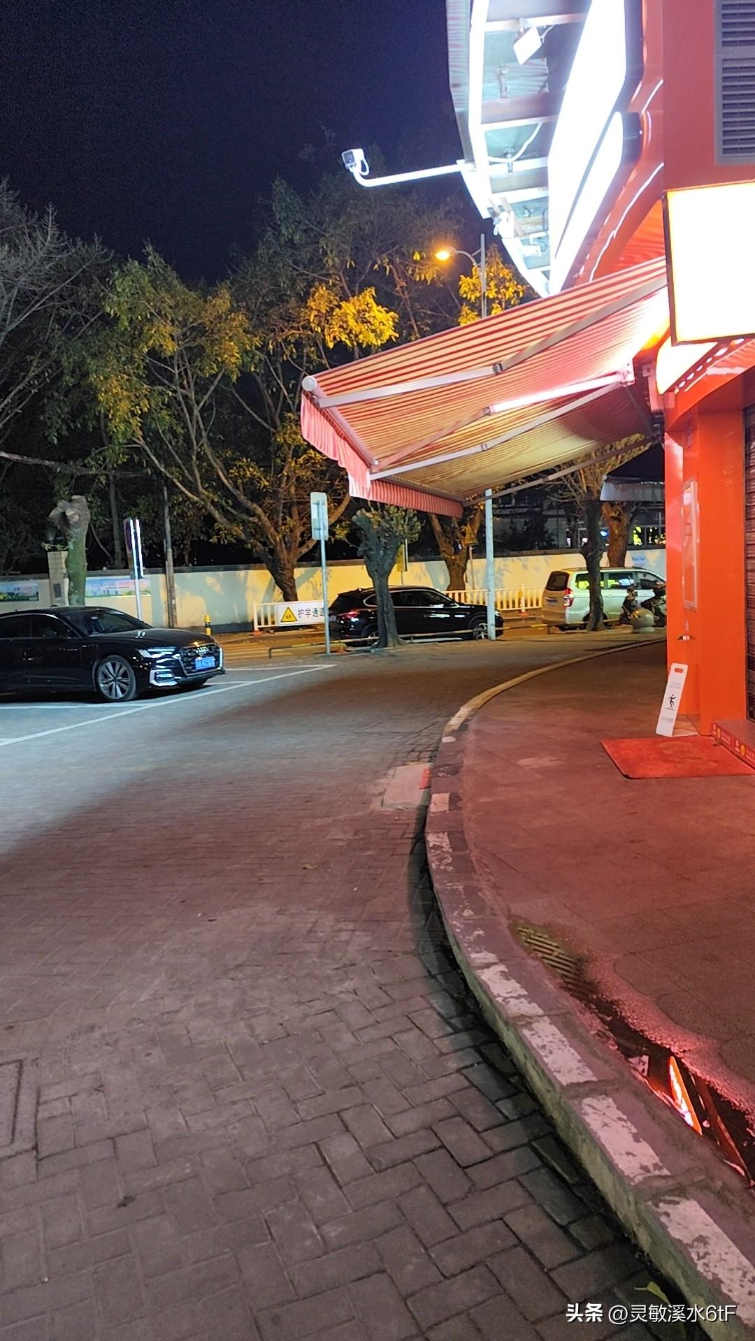 最近这油价真的让人破防了！
老公跟我诉苦:“每天开车上下班，油费贵得快赶上我的午