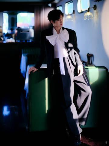 董思成西装配蝴蝶结 董思成西装配蝴蝶结也真的是帅的太有特点了吧，这一次我们的王子