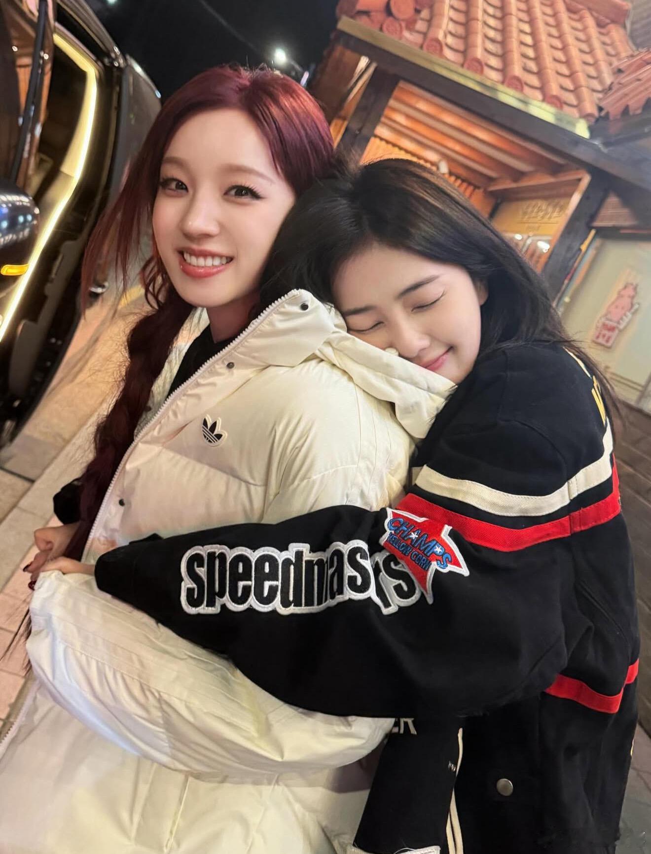 白鹿宋雨琦背后抱啊啊啊美女们的友谊好好啊白鹿一脸幸福 宋雨琦一脸宠溺 