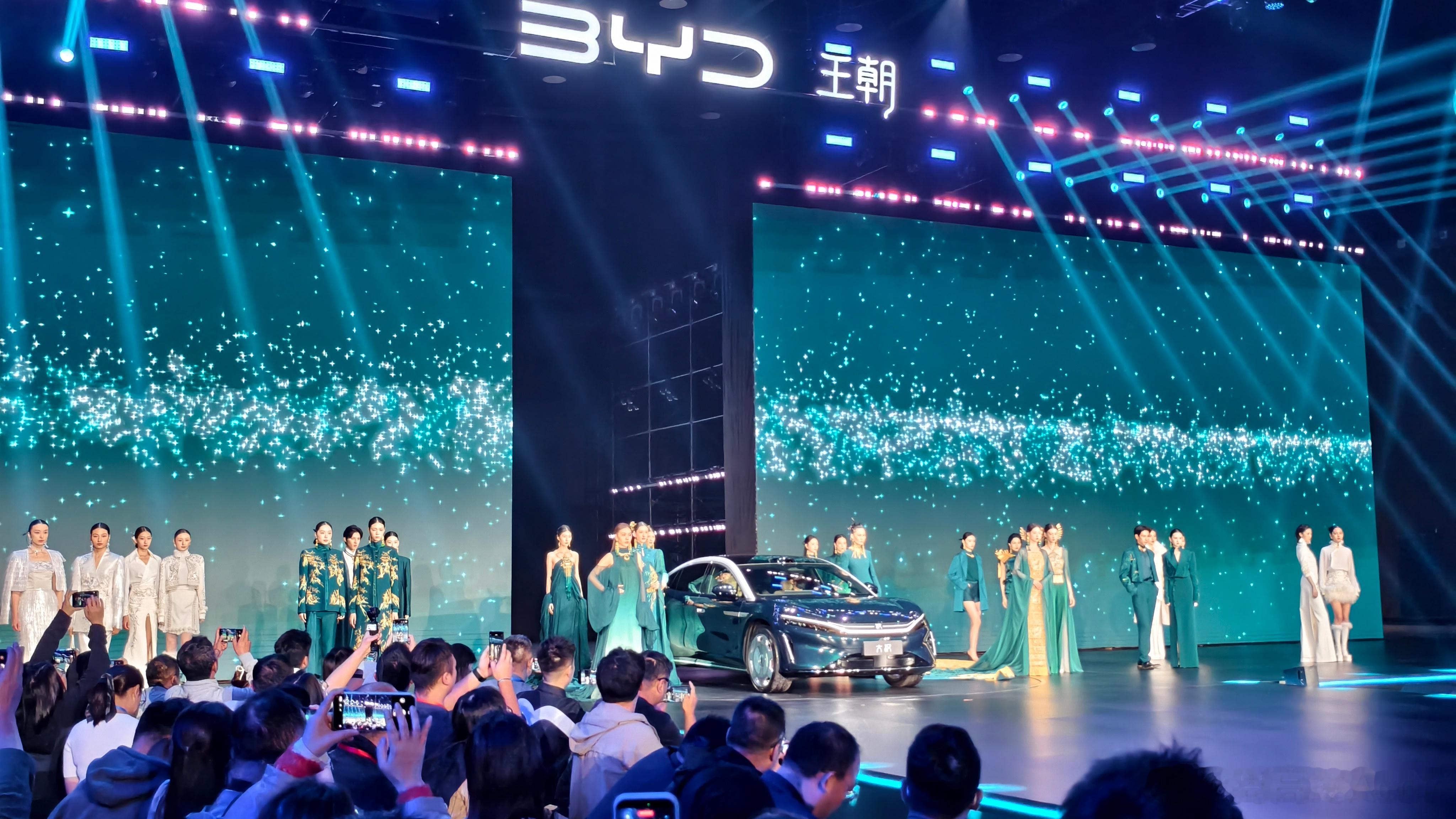比亚迪大汉这次发布会也来了场高定走秀不得不说比某些小里小气的品牌的“自嗨”高定可