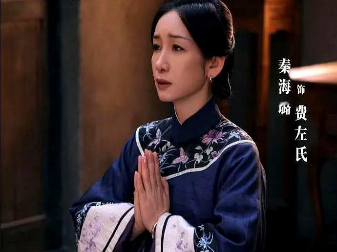费左氏没冲出去，不是怕，是脚被缠得只剩半个脚掌。
她爹是秀才，家里讲体面，五岁就