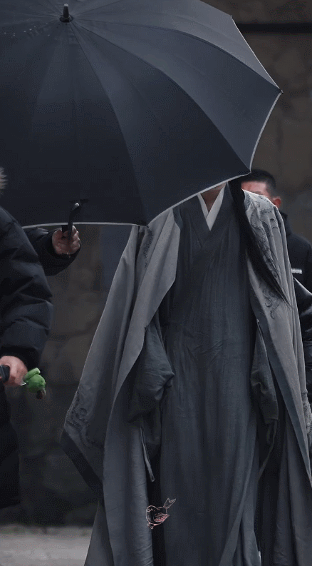 李昀锐路透造型被识别成ai了 这简直就是颜值天花板该有的样子啊！ 