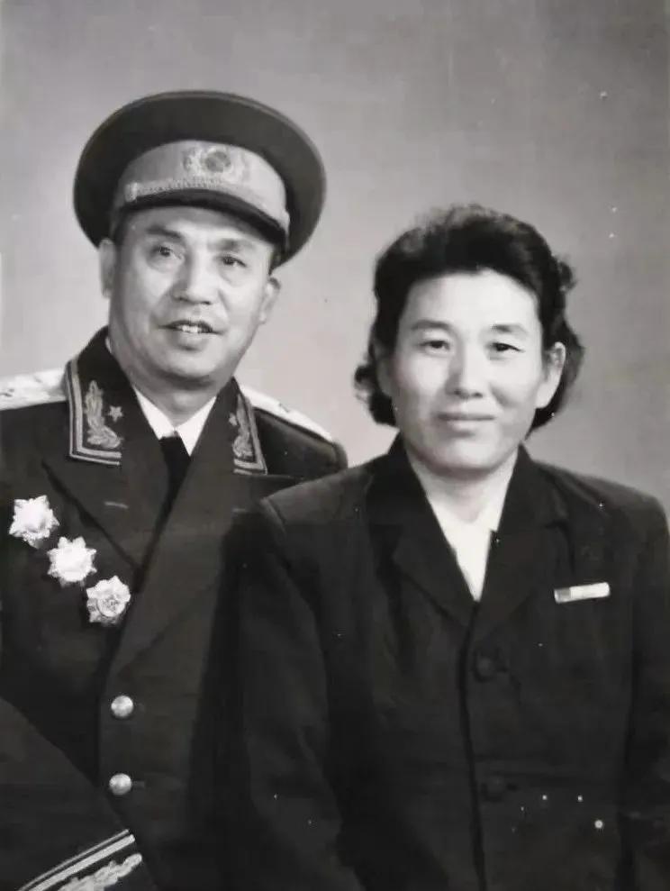 1947年，四野军一个师长，迎娶牺牲战友的遗孀。新婚夜，他突然说：“把孩子都改随