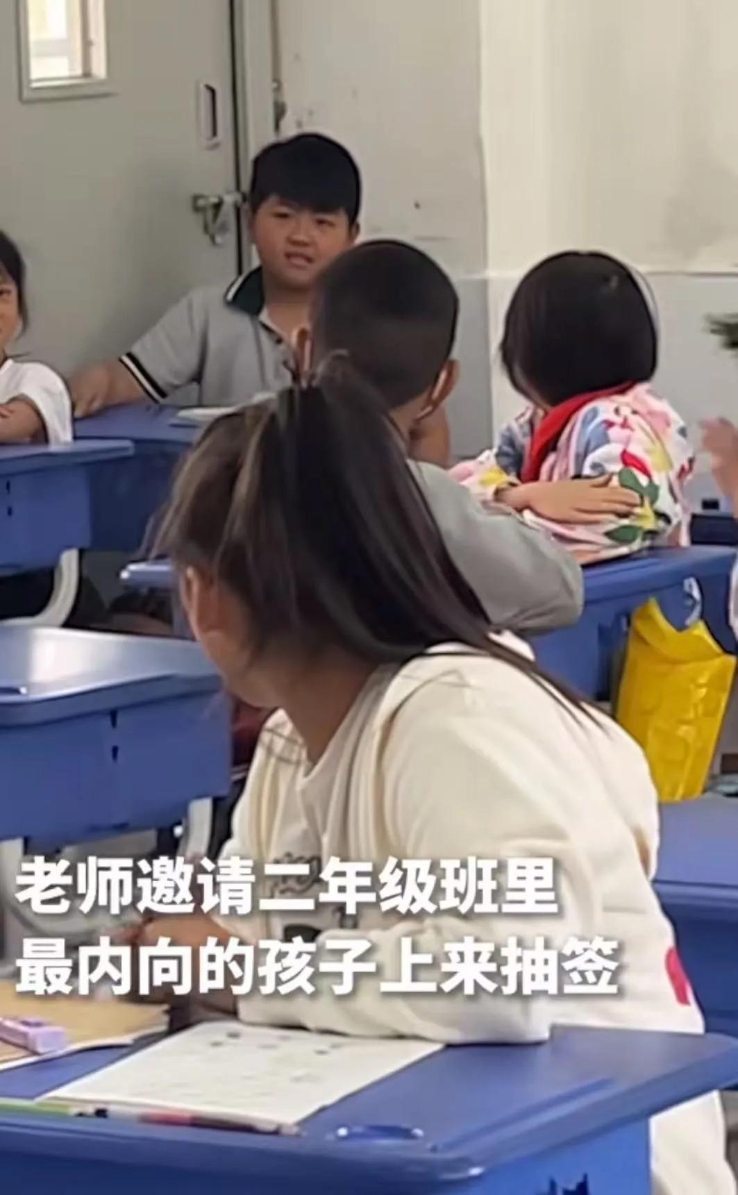 “教育有救了，因为00后当上老师了！”河南洛阳，老师让班上最内向的男孩上来帮全班