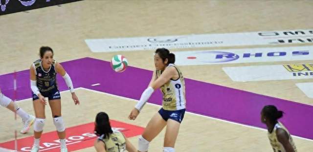 意大利主场高举中文海报！朱婷15分荣膺MVP，外媒：史上最佳