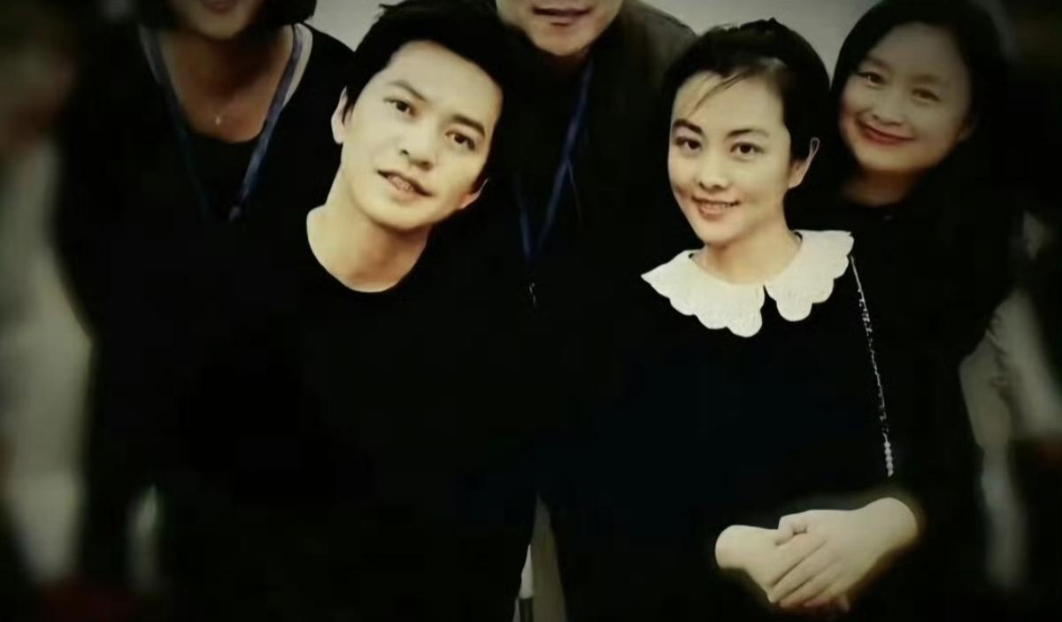 10岁那年，他第一次见到5岁的她。
谁能想到，这一眼，就定了半生。
如今他是台上