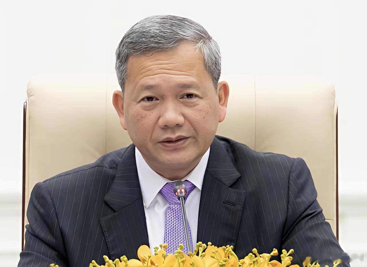 48岁的洪玛奈担任柬埔寨首相才两年，满头银发。 ​​​