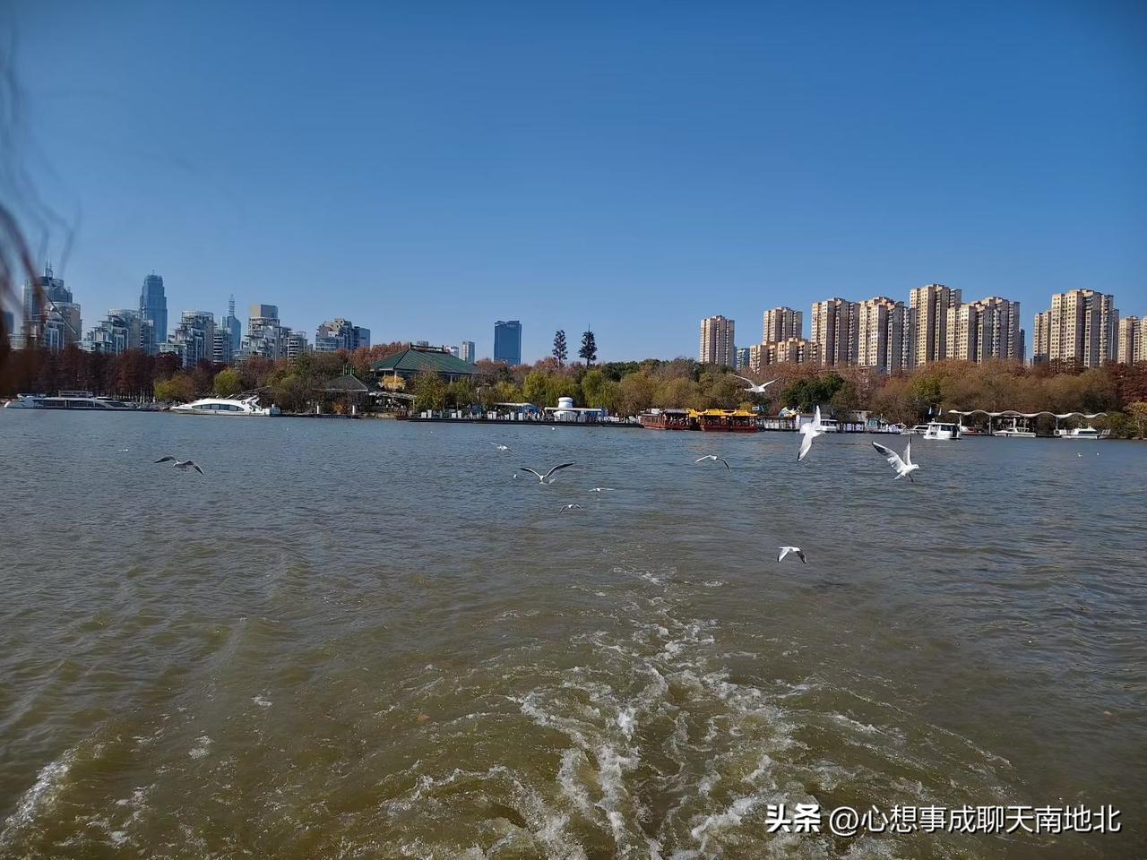 一、地理：唯一出口，航道极窄

 
- 它是波斯湾通往印度洋的唯一海上通道，北岸