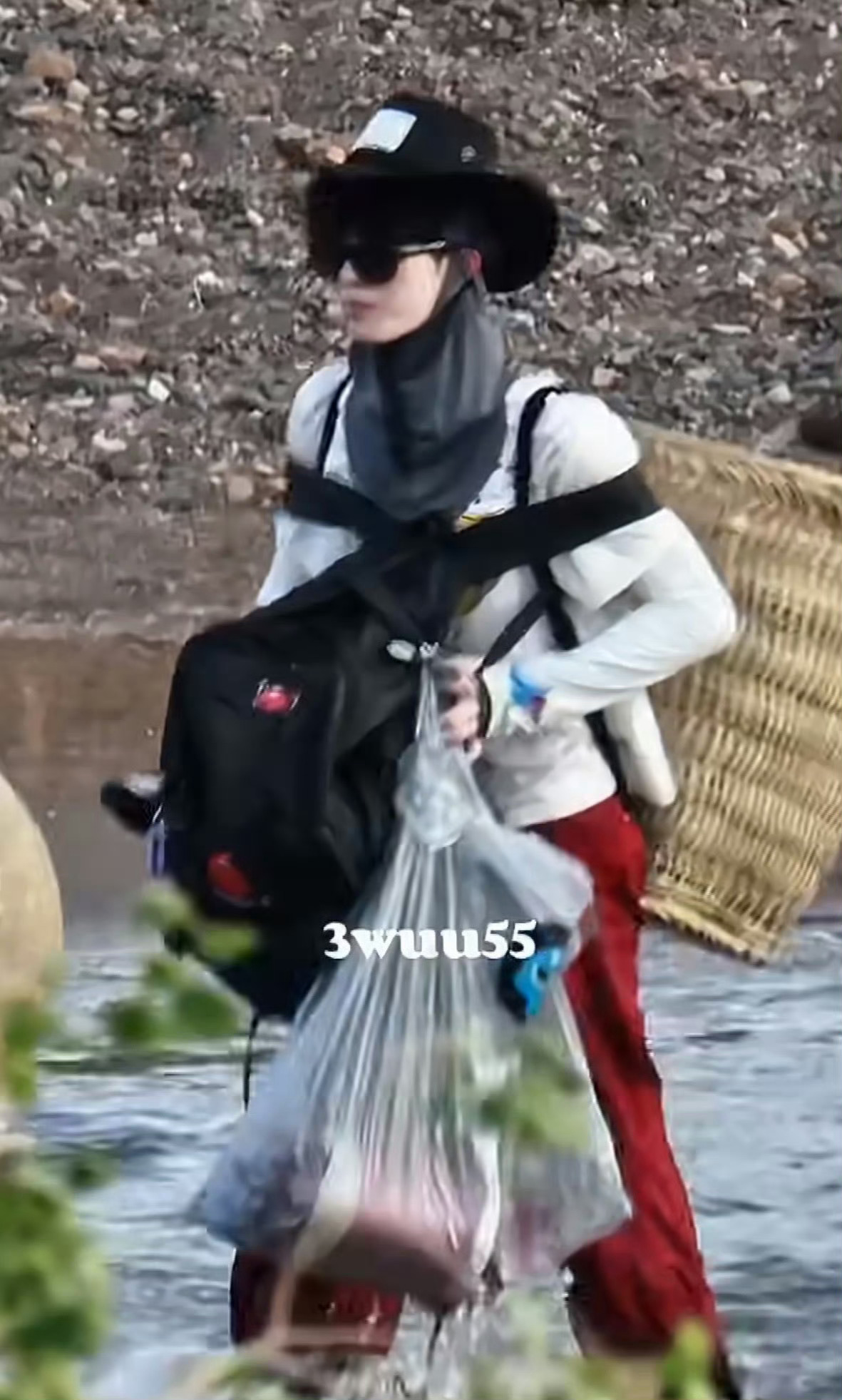 “和男朋友出门 不牵我手怎么办” 灯姐提供的新梗