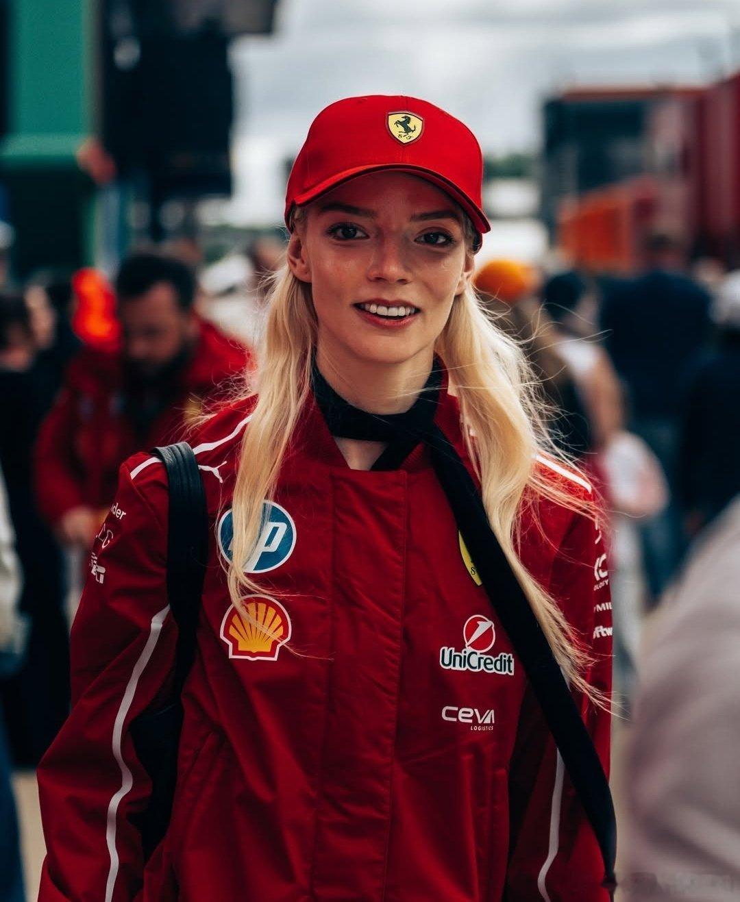 一张安雅·泰勒-乔伊出席F1英国站的最新照片 