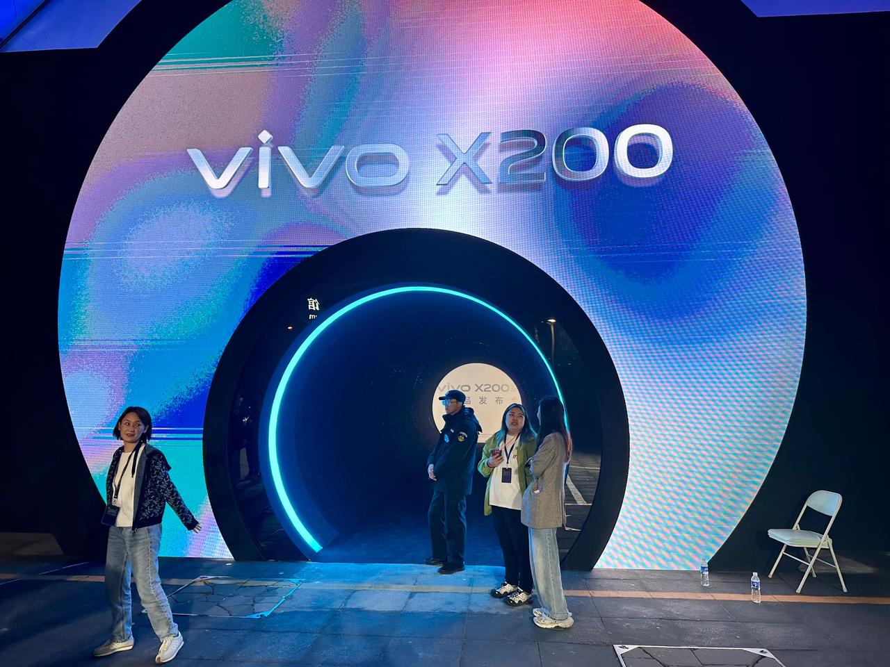 先来vivo X200系列发布会现场看看，明晚才发布
