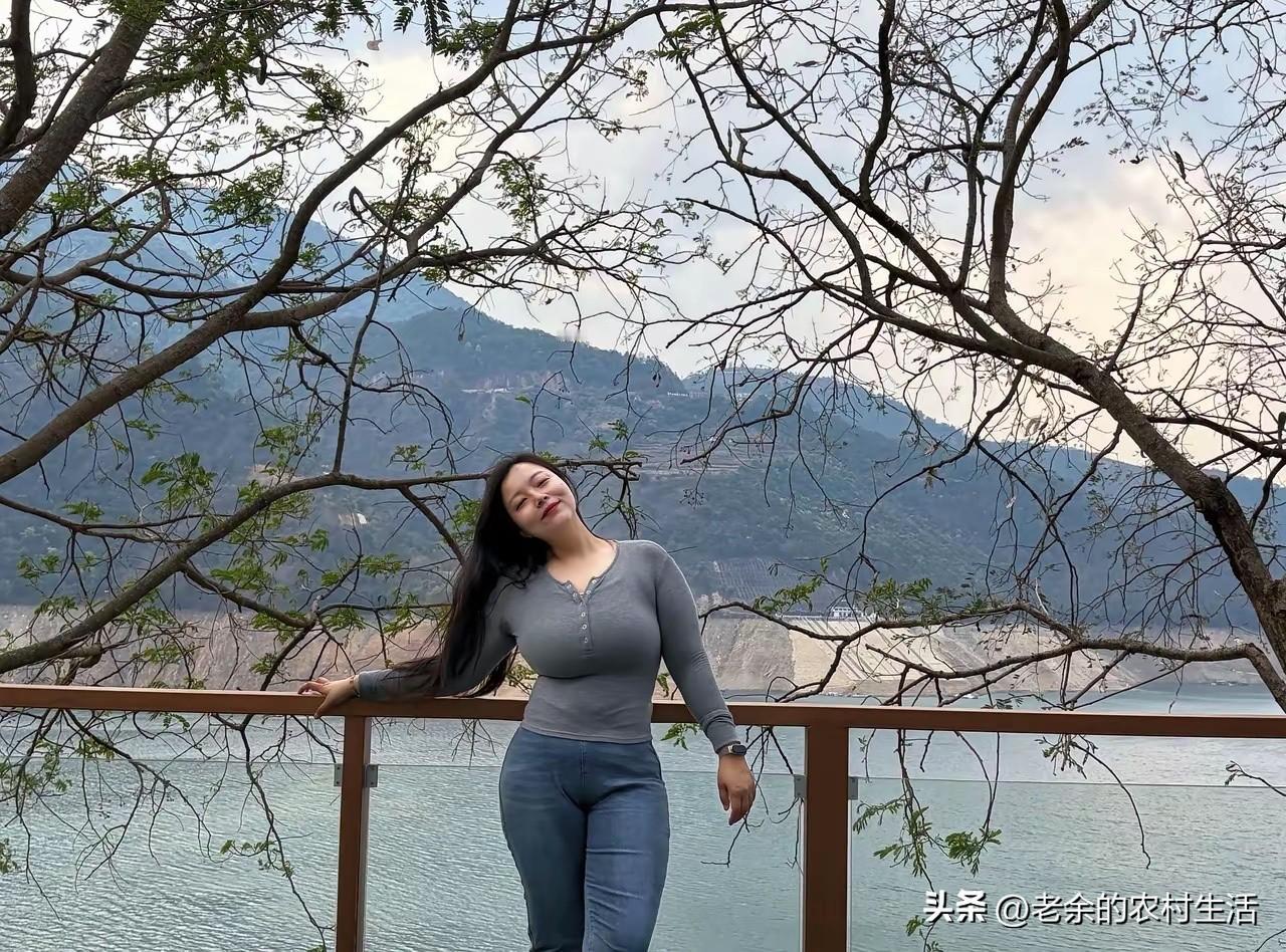 晚上把灯关了
女人真的一样吗
我告诉你
绝对不一样
有的激情似火有的跟僵S一样