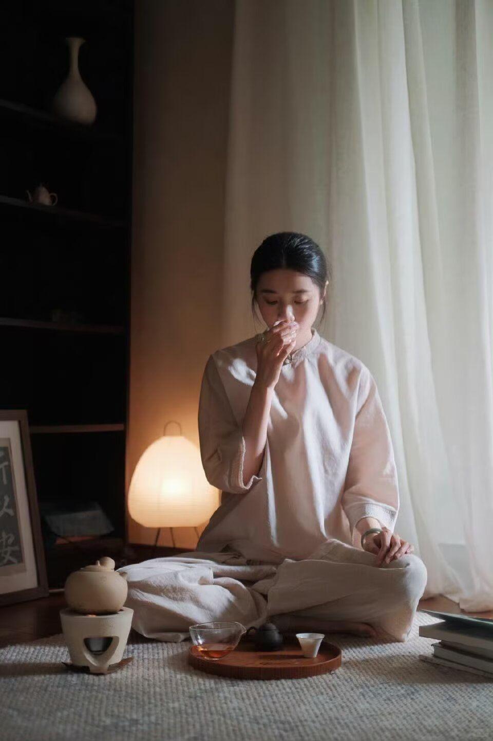 四块玉·半生悟
半世行，尘途定，
且把步伐慢些停，
向那生活求茶茗。
暖韵盈，细