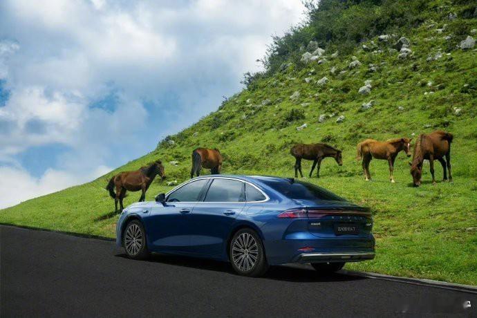 探索吉利银河A7，开启全家理想生活新篇章。8月22日，首批车主将与《齐迹2025