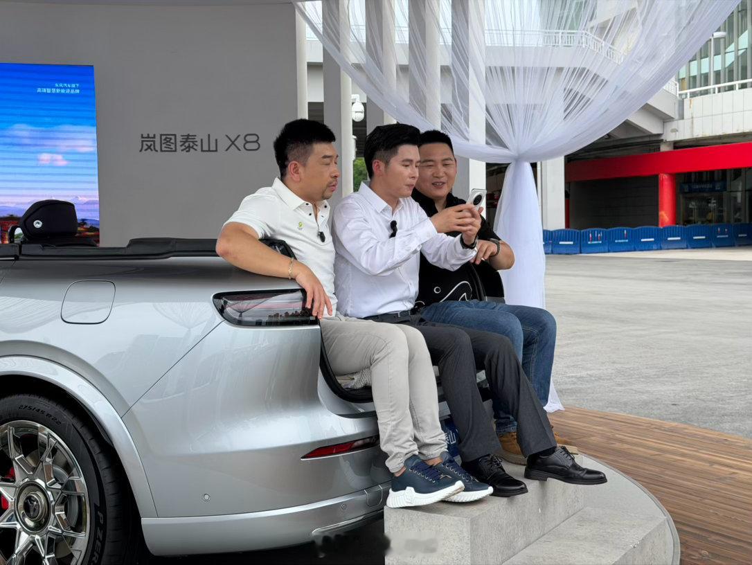 来看下白色泰山X8～好看更显大。偶遇岚图第一型男李哥在直播，外面超级热～为了宣传