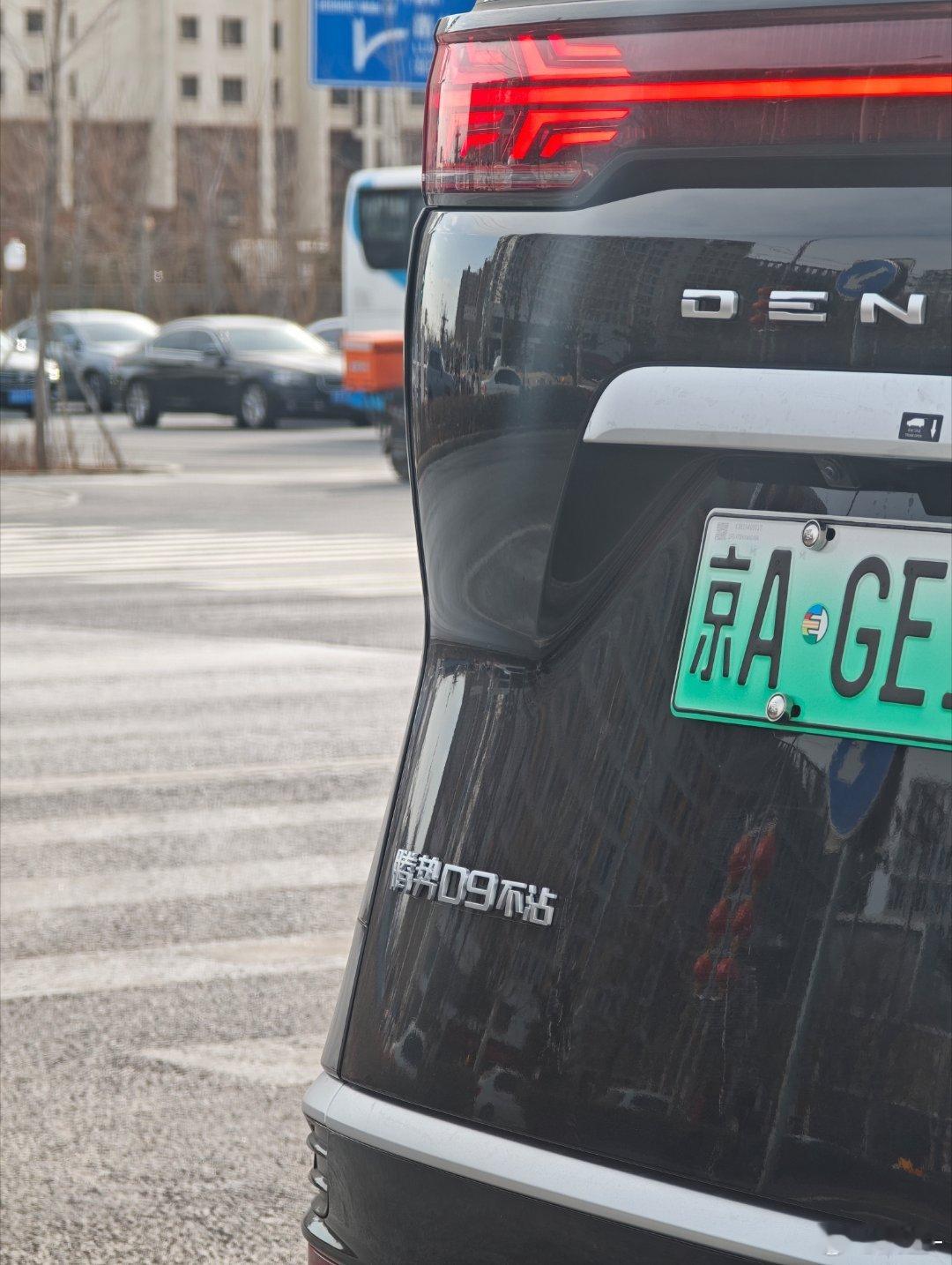 哈哈哈哈，路上看到的车主一定是个很有趣的人