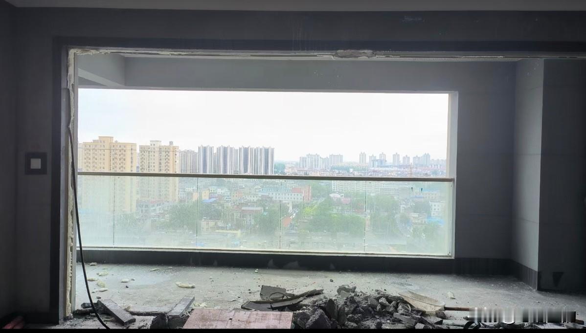 两年前买的商品房今天到手了。

办齐手续，交足税费。物业给了一张充值卡，真让我大