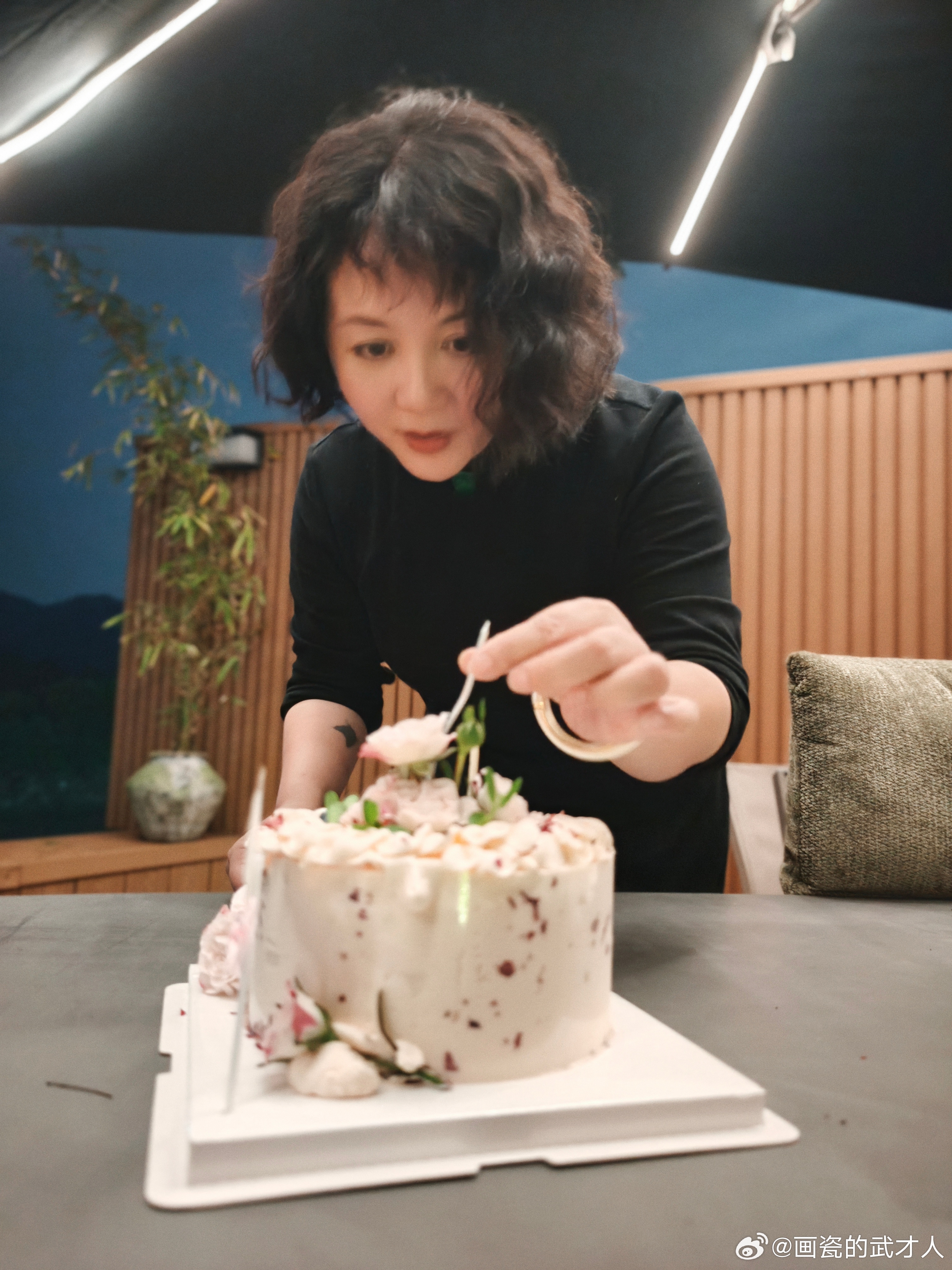 卷毛大婶今天又老一岁啦。隔空给你们每人投喂一块蛋糕～