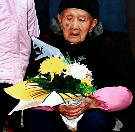7子参军全“阵亡”，58岁母亲哭瞎双眼，1949年门外突然传来熟悉的声音，一声“