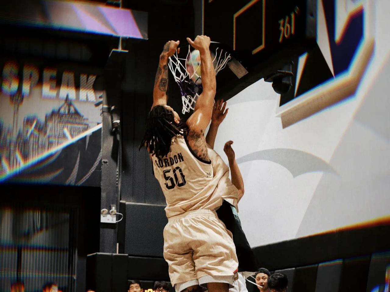戈登称霸国内野球场，这就是NBA总冠军前锋的实力！

NBA总冠军前锋戈登近期正