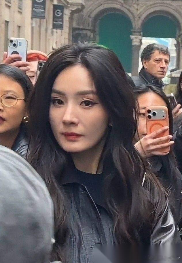 杨幂的脸就像跳楼机，你永远不知道她何时“变脸”。 请看后三张图，这是前段时间的杨