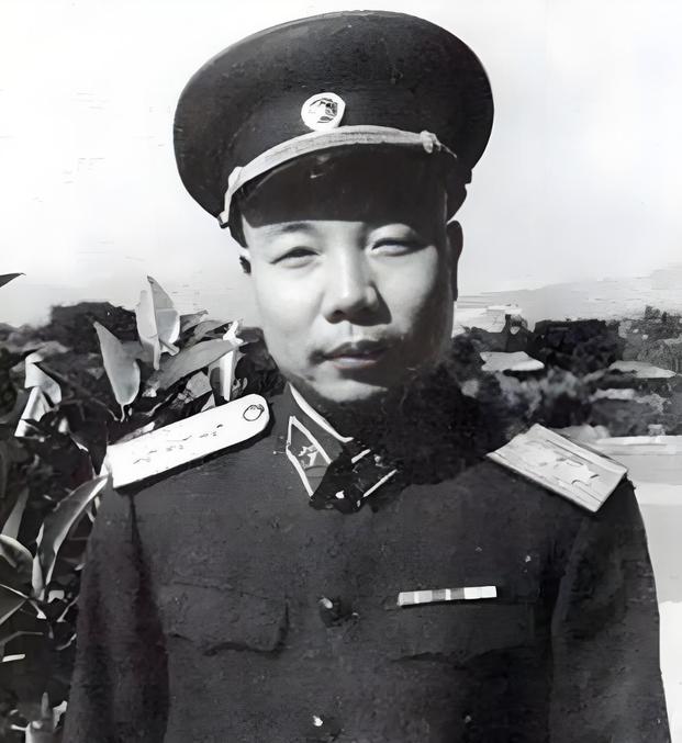 58年，萧华失散的亲妹妹被找到，一见面萧华喜极而泣：“你长得好熊。”1958年，