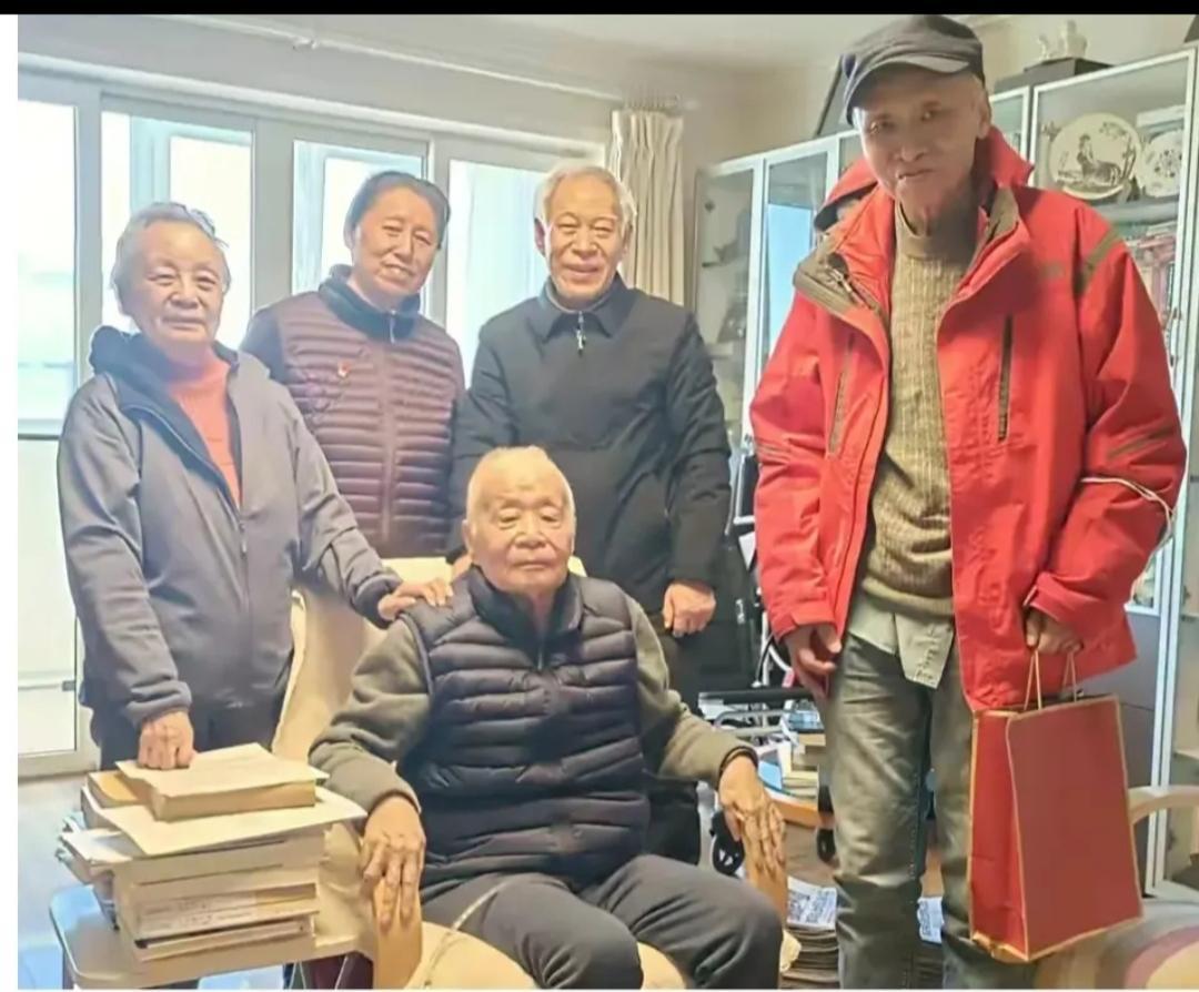 何老院士打算暂时不回应王小东先生的视频，因为春节快到了，有不少人登门拜访，向何老