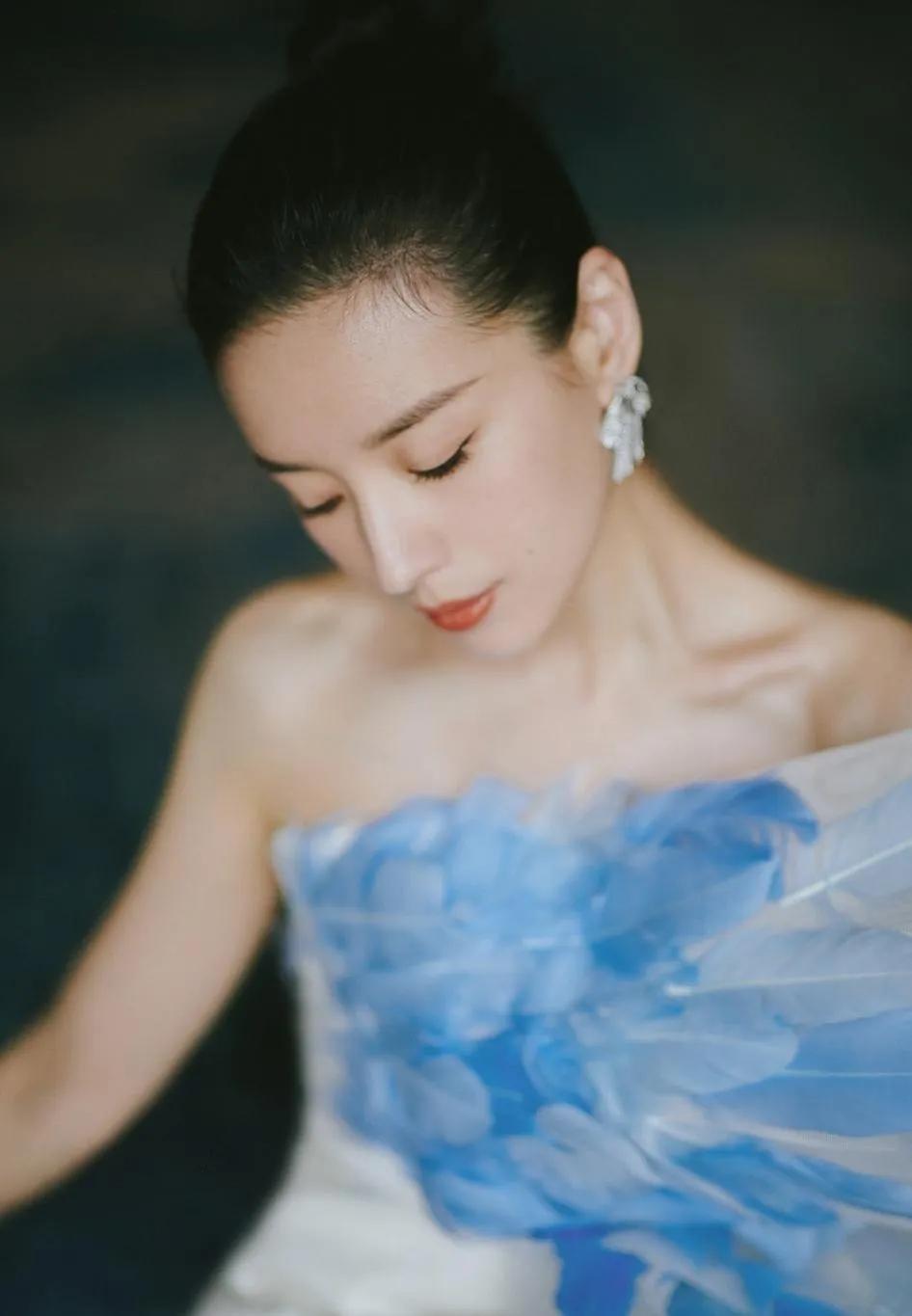 董洁：孔雀蓝羽毛裙，演绎极致仙气
 
被董洁这组美照狠狠惊艳到了✨！她身着孔雀蓝