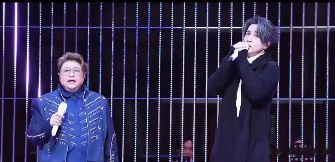 韩红在西安吃泡馍太真实了！馍掰得比本地人还认真，还纠结该蘸哪个汁。到了演唱会，她