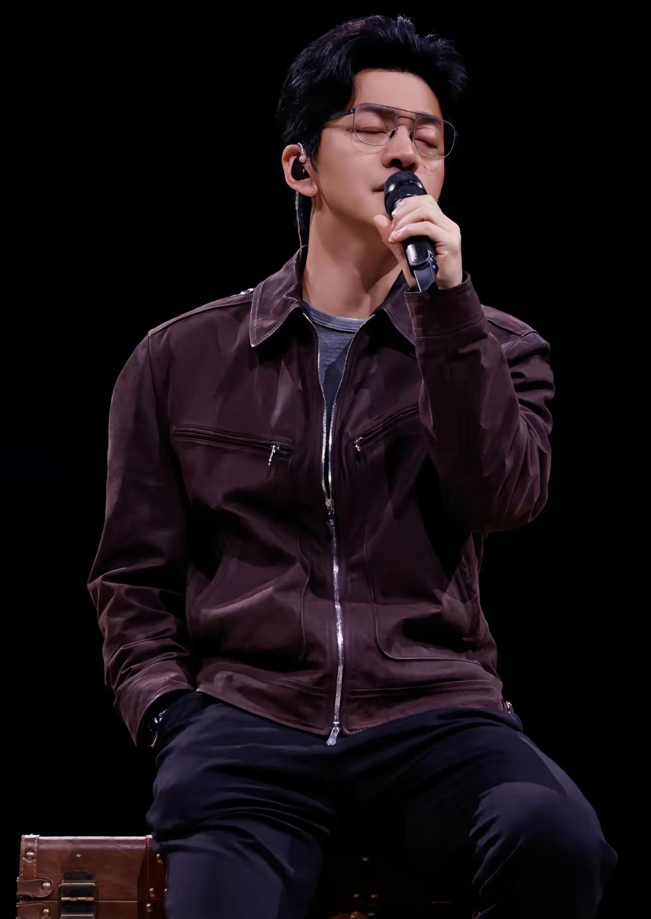 李健
一首《贝加尔湖畔》
我一直喜欢他到今天
他的声音干净透亮，有穿透力[赞]