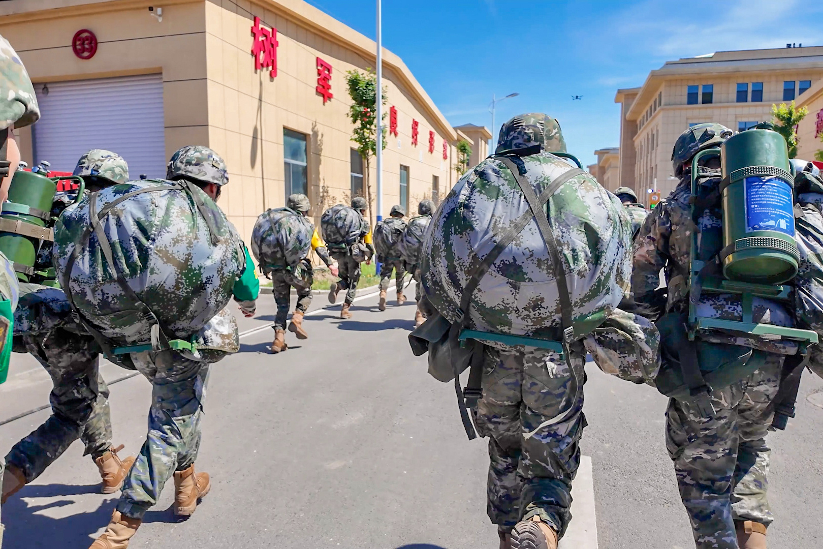 有没有懂的小伙伴，请问兵哥这是背着锅和燃气罐在跑吗