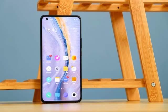 现在手机市场品牌都在搞中端机，那叫一个疯狂，我也深有同感啊！

今天就来聊聊iq