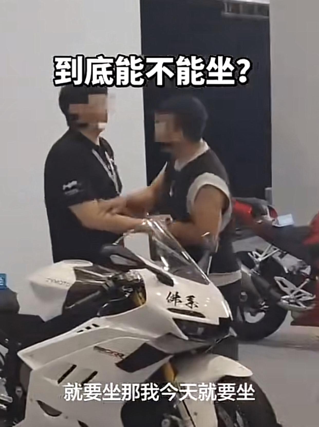 “你摆出来就必须让别人坐！”

近日，深圳会展中心，张雪机车展台上，一辆挂着“非