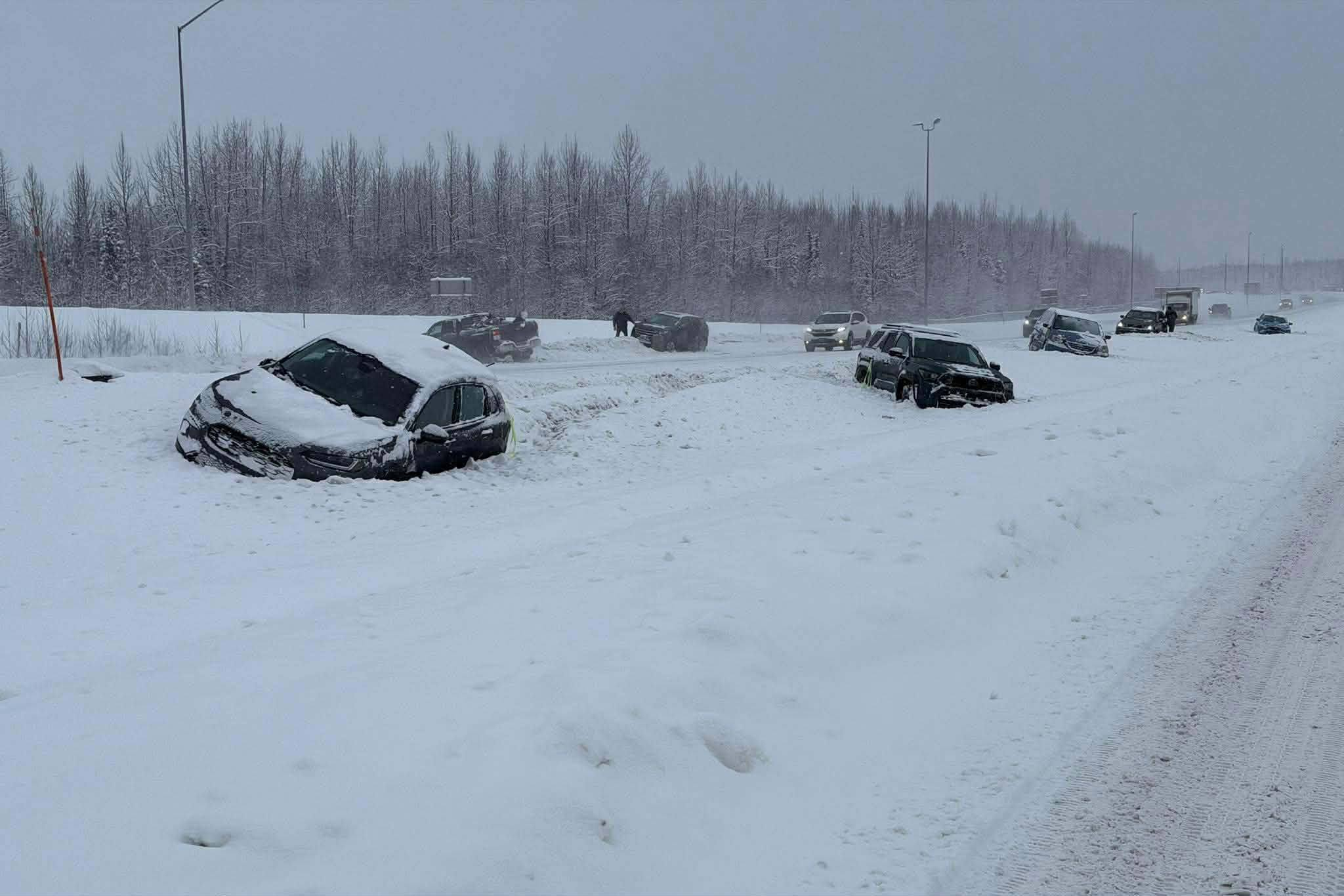 美军傻事 美国路易斯安那州巴克斯代尔空军基地的B-52轰炸机模型年久失修损坏，阿